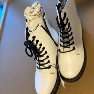 NWT White Boots Women Size 8